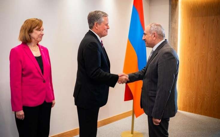 Paşinyan ABŞ senatoru ilə görüşdü