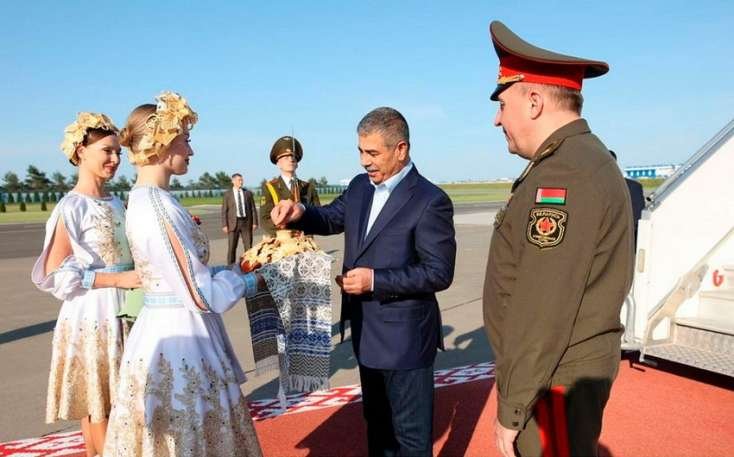 Azərbaycanın müdafiə naziri Belarusa rəsmi səfər etdi