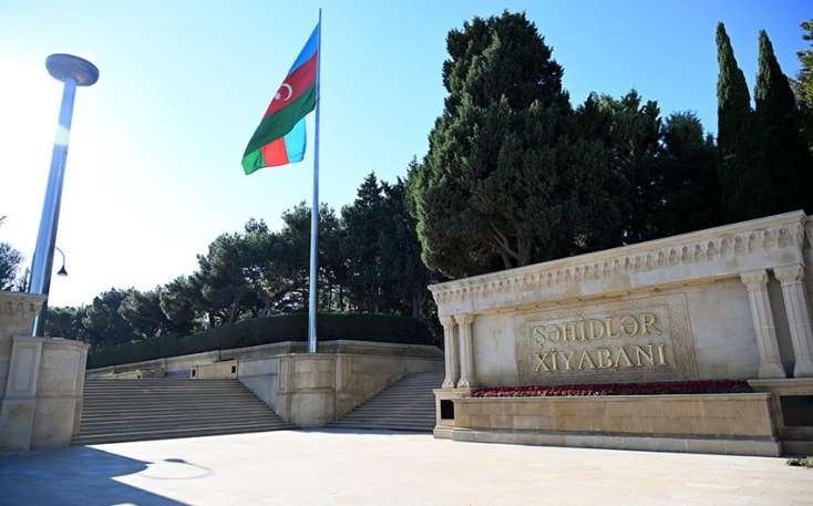 XİN rəhbərliyi Şəhidlər xiyabanını ziyarət etdi